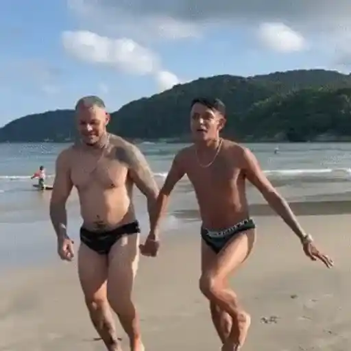 Figurinha: Casal dançando na praia