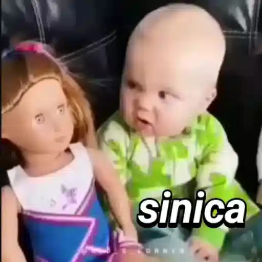 Figurinha: Bebê encarando boneca