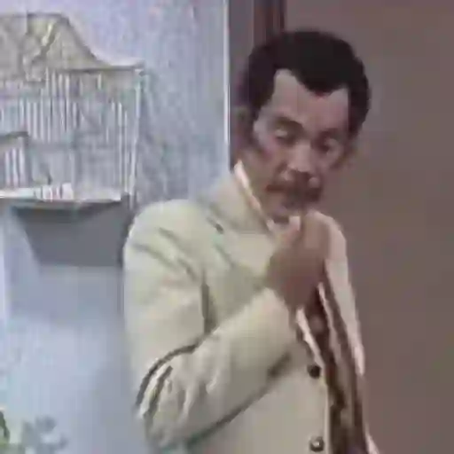 Figurinha: Homem ajusta a gravata