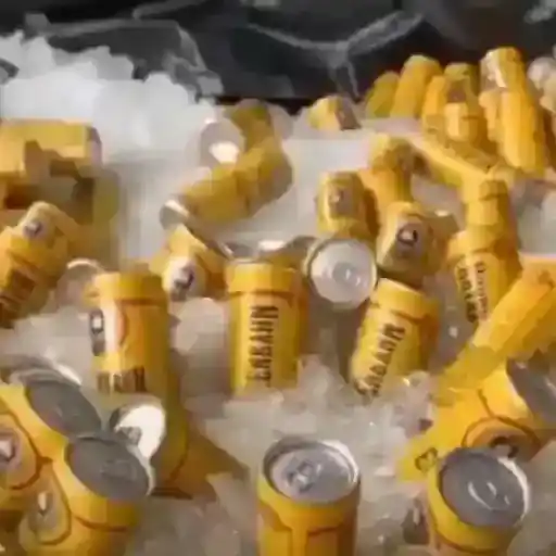 Figurinha: Homem pegando cerveja do gelo