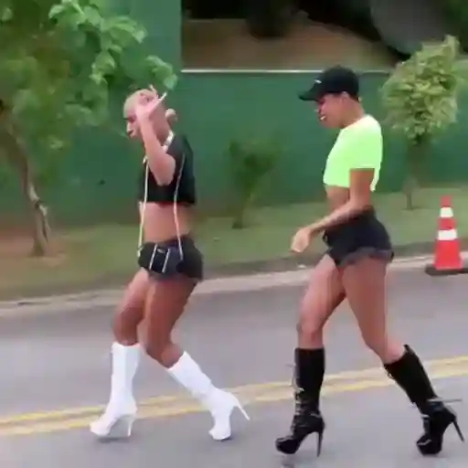 Figurinha: Dançando com Botas de Salto Alto