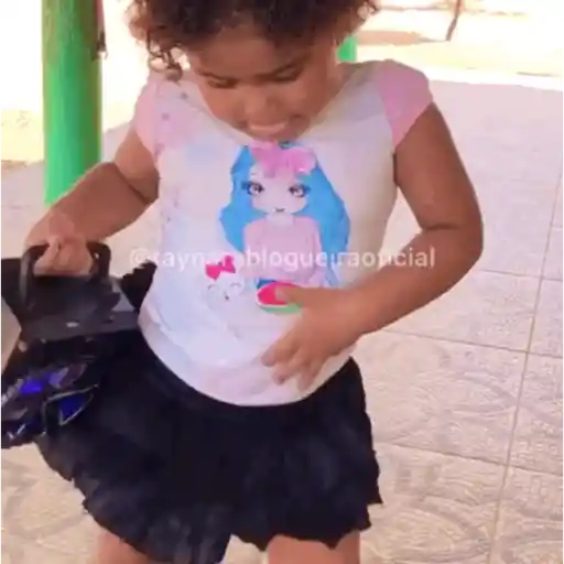 Figurinha: Criança dançando com caixa de som