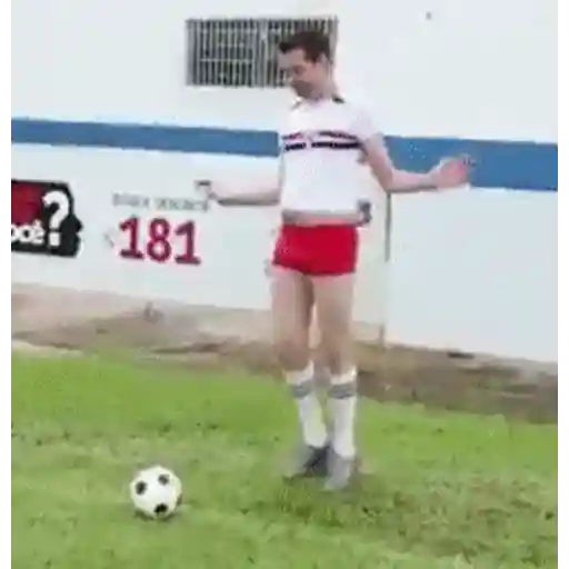 Figurinha: Homem tenta truque com bola de futebol