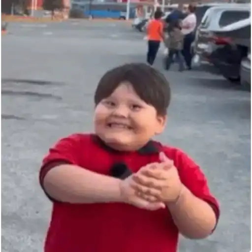 Figurinha: Menino comemorando