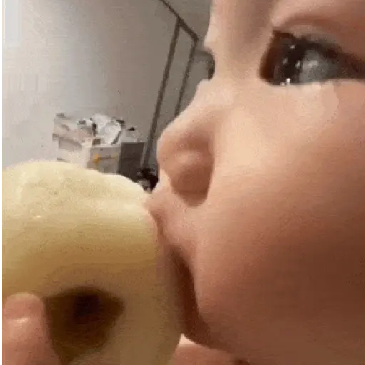 Figurinha: Bebê experimentando comida