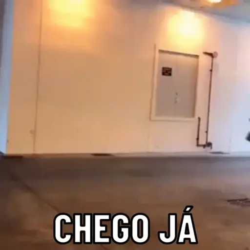 Figurinha: Homem correndo "chego já"