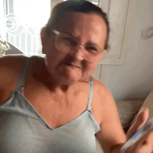 Figurinha: Vó fazendo careta com celular