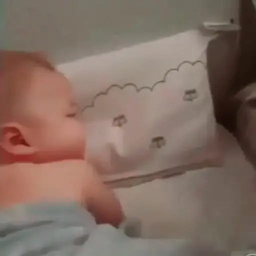 Figurinha: Bebê desconfiado