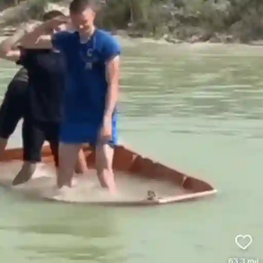 Figurinha: Três amigos em um barco