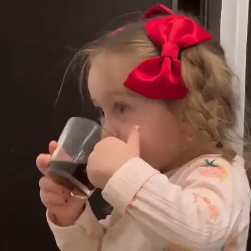 Figurinha: Bebê bebe e faz careta
