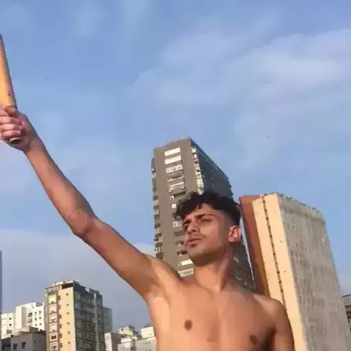 Figurinha: Fumaça colorida no céu
