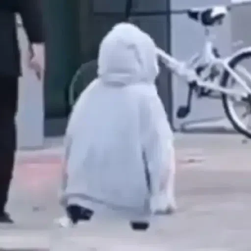 Figurinha: Criança de moletom andando