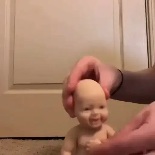 Figurinha: Bebê squishy com mãos apertando