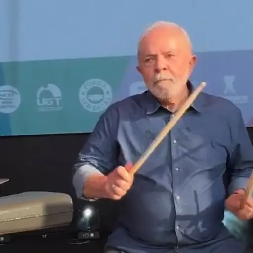 Figurinha: Lula Tocando Bateria