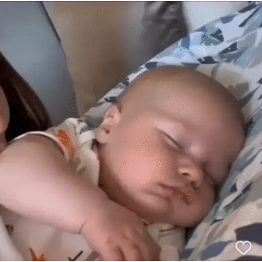 Figurinha: Bebê cobrindo o rosto