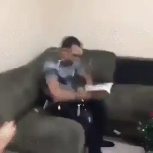 Figurinha: Homem derruba árvore de Natal