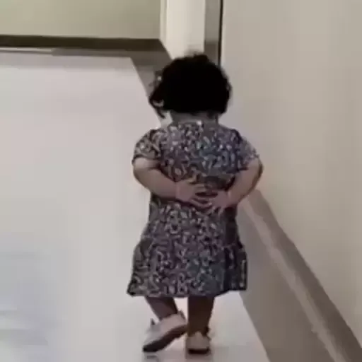 Figurinha: Criança andando com as mãos para trás