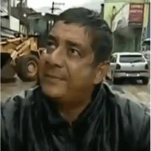 Figurinha: Homem em entrevista