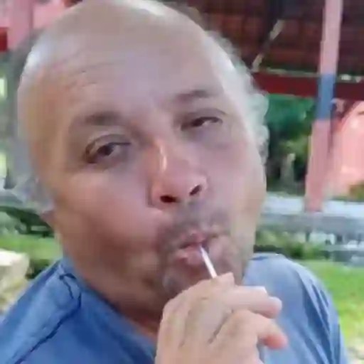 Figurinha: Homem come pirulito