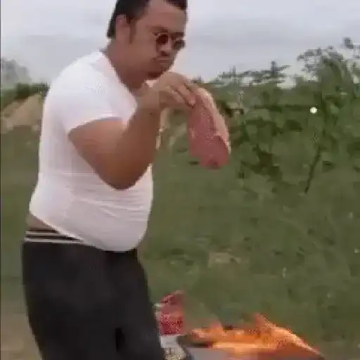 Figurinha: Homem Joga Bife no Churrasco em Chamas
