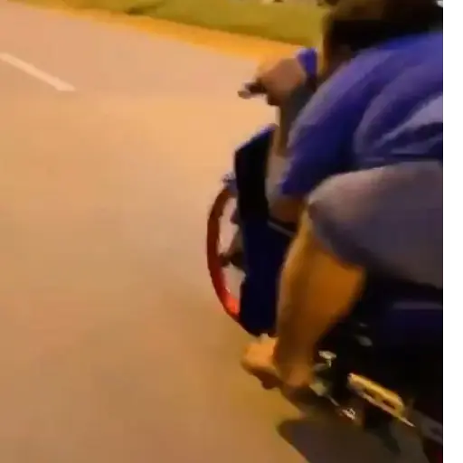 Figurinha: Homem Gordinho de Moto