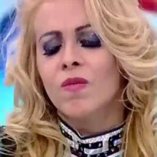 Figurinha: Mulher sorri e chora ao mesmo tempo