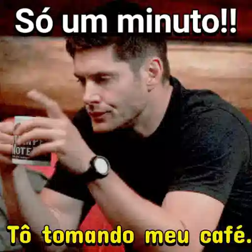 Figurinha: Homem tomando café