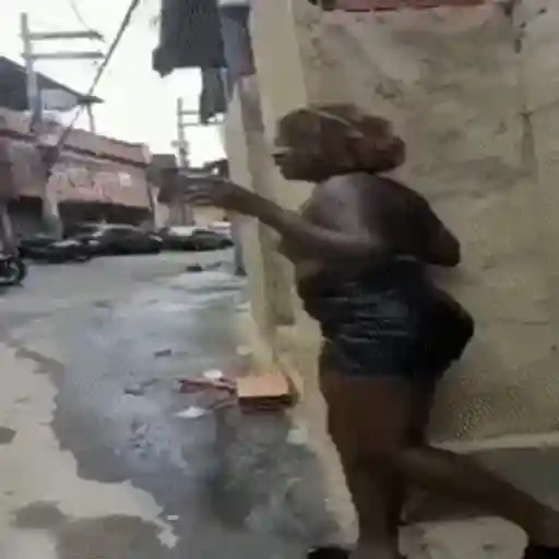 Figurinha: Mulher dançando com copo na mão