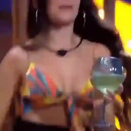 Figurinha: Mulher fazendo careta com bebida