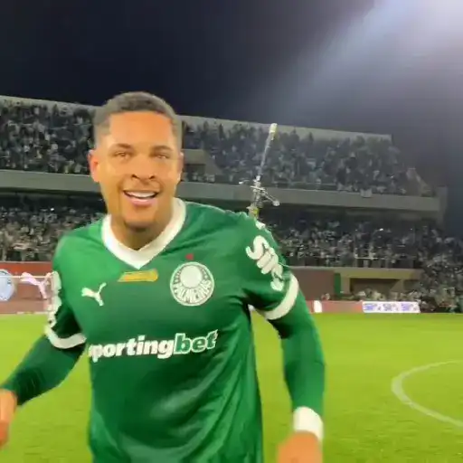 Figurinha: Jogador Vibra "Vamo!" e Abraça Colega