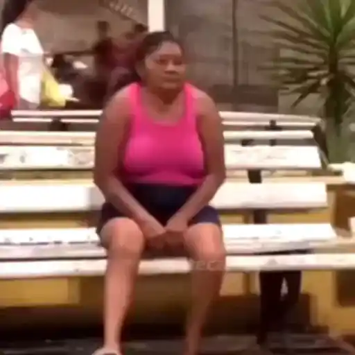 Figurinha: Mulher com olhar pensativo