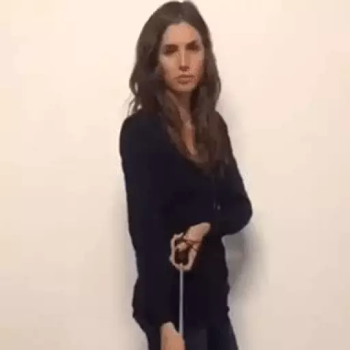 Figurinha: Mão faz gesto obsceno com guarda-chuva