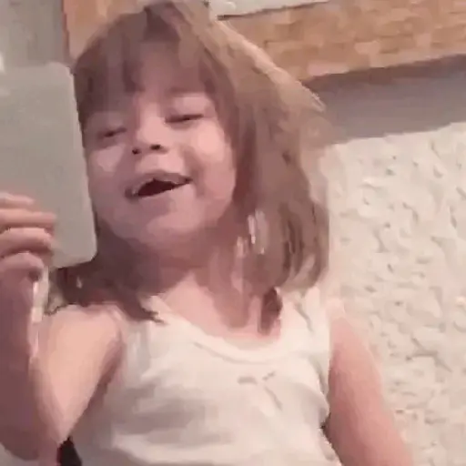 Figurinha: Criança cantando e rindo