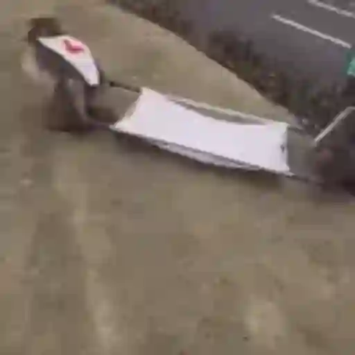 Figurinha: Pessoa sendo resgatada em maca