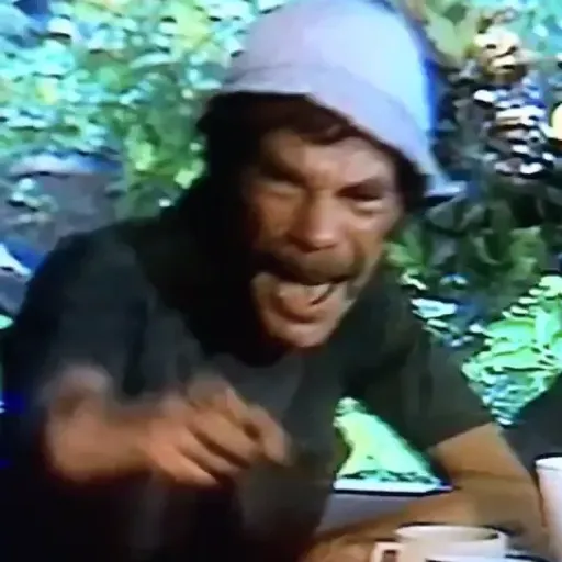 Figurinha: Chaves aponta e xinga