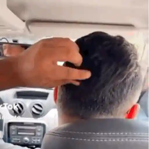 Figurinha: Corte de cabelo inusitado no carro