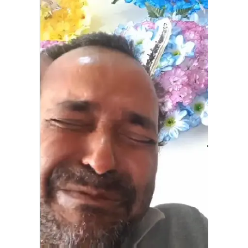 Figurinha: Homem chorando e cobrindo o rosto