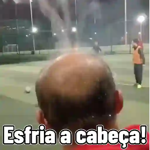 Figurinha: Homem esfria a cabeça no futebol