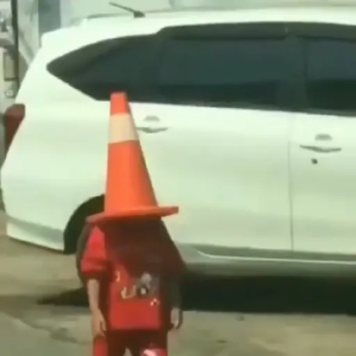 Figurinha: Criança com Cone na Cabeça Dançando