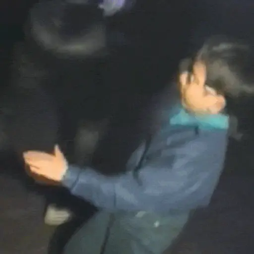 Figurinha: Criança dançando com óculos escuros