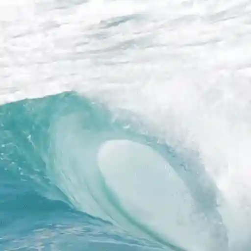 Figurinha: Surfista pega onda tubular
