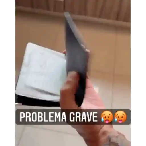 Figurinha: Carteira transbordando de dinheiro