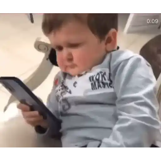 Figurinha: Bebê analisa o celular