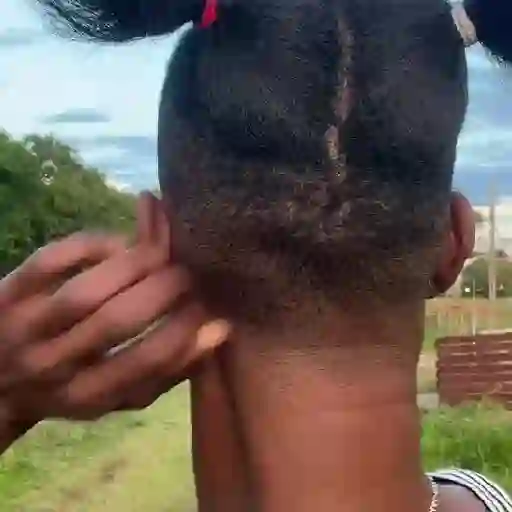 Figurinha: Penteado com duas marias chiquinhas