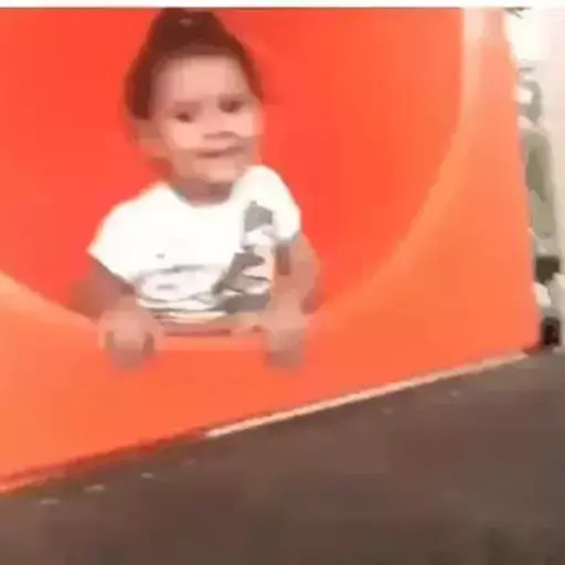 Figurinha: Bebê acenando feliz