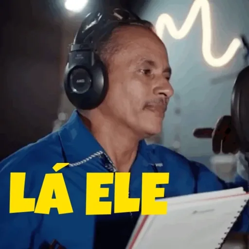 Figurinha: Lá ele, o cara da voz!