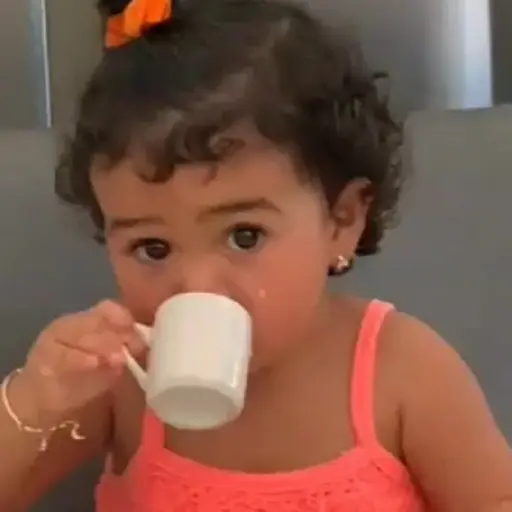 Figurinha: Bebê bebendo café