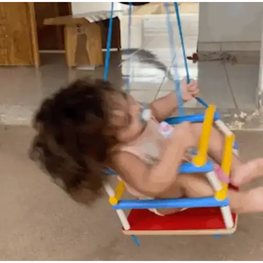 Figurinha: Bebê se balançando no balanço