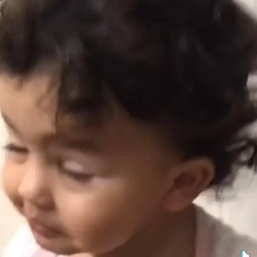 Figurinha: Criança com várias reações faciais