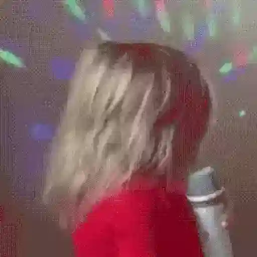 Figurinha: Menina cantando animada